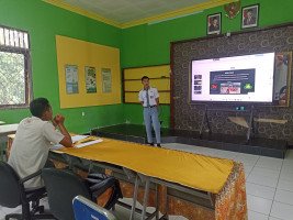 Presentasi Laporan PKL A12 Bersama Kabun 1, Dhanyang Ali Suwarna (3)