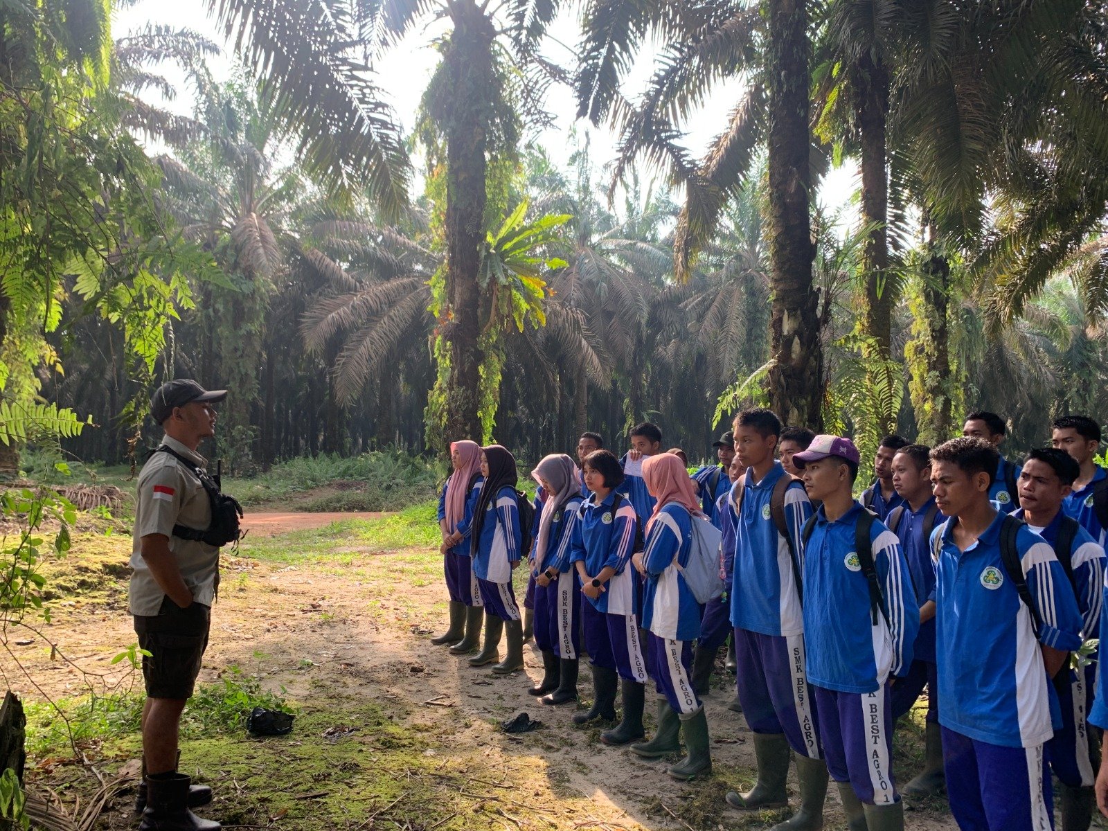 Asisten Afdeling 5 PT TASK 1 Jadi Guru Tamu Pembelajaran Luar Kelas Murid SMK Best Agro 1